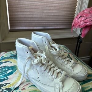 Nike White Sneakers Classic Design